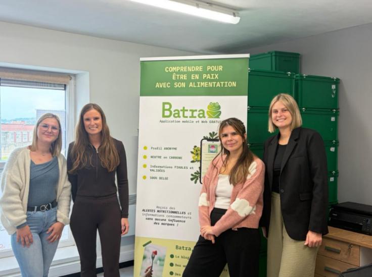 Photo de l’équipe autour du support de présentation BATRA, reproduite du rapport du projet pilote.